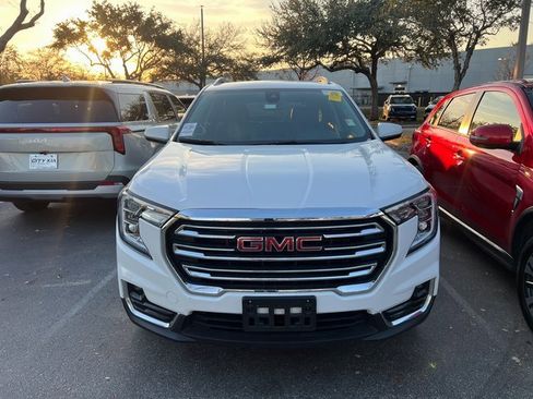 Used 2024 GMC Terrain SLT image 2