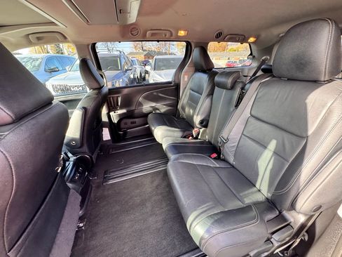 Used 2018 Toyota Sienna SE Premium image 25