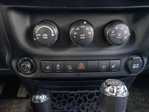 Used 2017 Jeep Wrangler Unlimited Rubicon AWD/4WD image 19