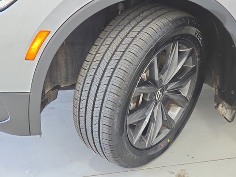 Certified 2022 Volkswagen Tiguan SE w/ Panoramic Sunroof Package image 33