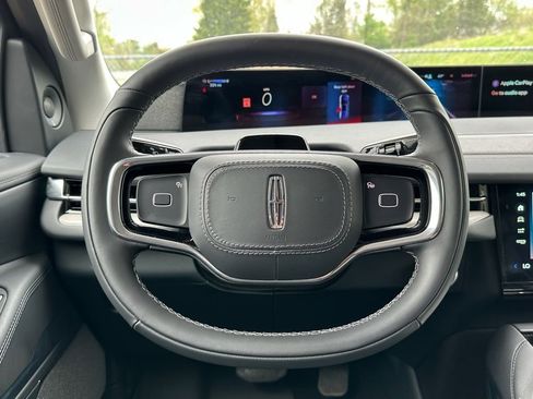 New 2025 Lincoln Navigator Reserve AWD/4WD image 9