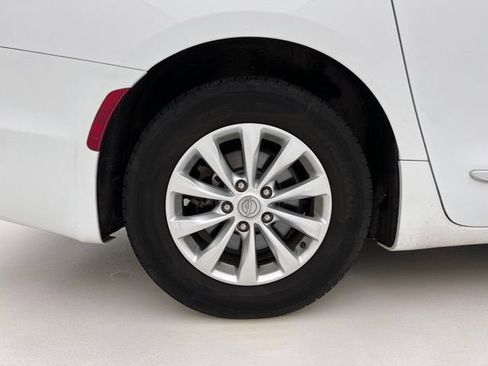Used 2018 Chrysler Pacifica Touring-L w/ Premium Audio Group FWD image 31