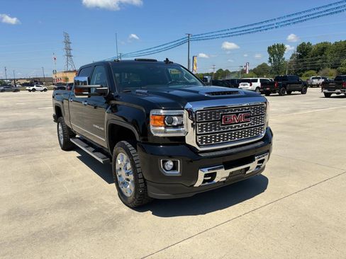 Used 2018 GMC Sierra 2500 Denali w/ Duramax Plus Package AWD/4WD image 4