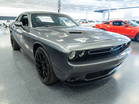 Used 2019 Dodge Challenger SXT RWD image 3