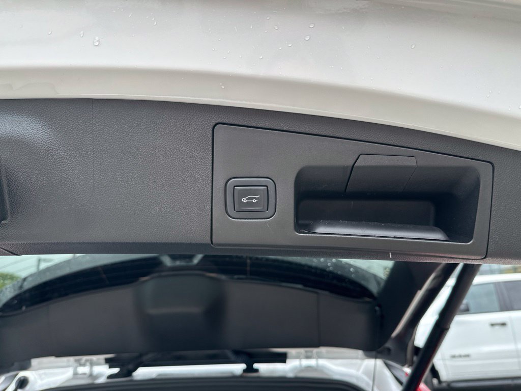 Used 2022 Cadillac XT4 Premium Luxury w/ Enhanced Visibility Package AWD/4WD image 13