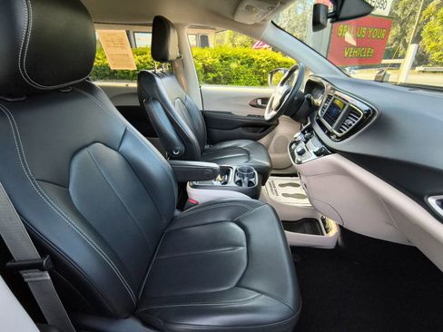 Used 2020 Chrysler Voyager Lxi image 11