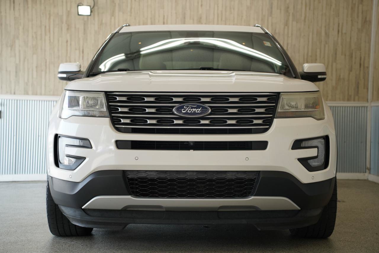 Used 2017 Ford Explorer Limited w/ Equipment Group 301A FWD image 3
