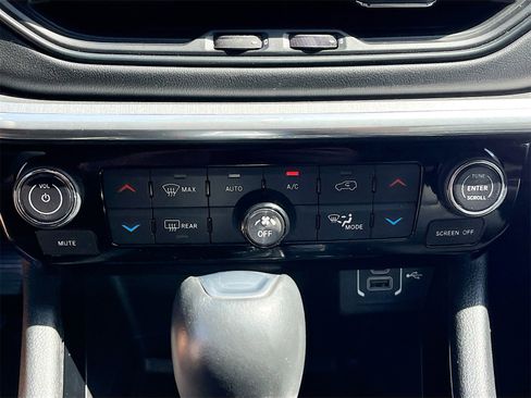 Used 2023 Jeep Compass High Altitude image 16