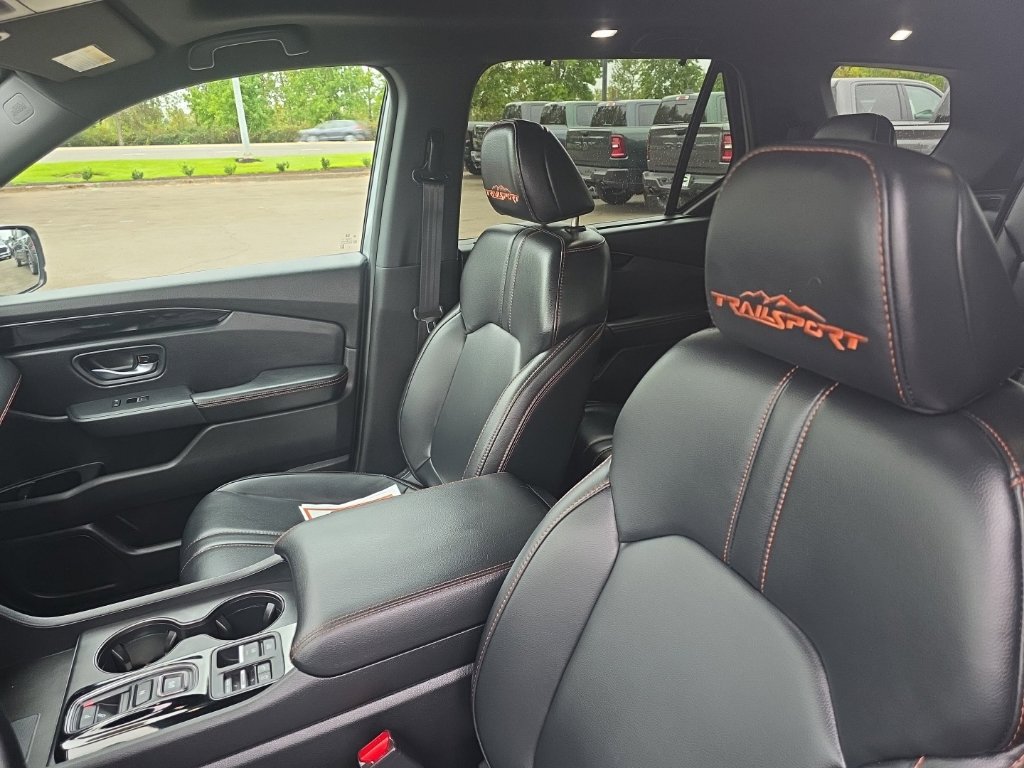 Used 2025 Honda Pilot TrailSport image 15
