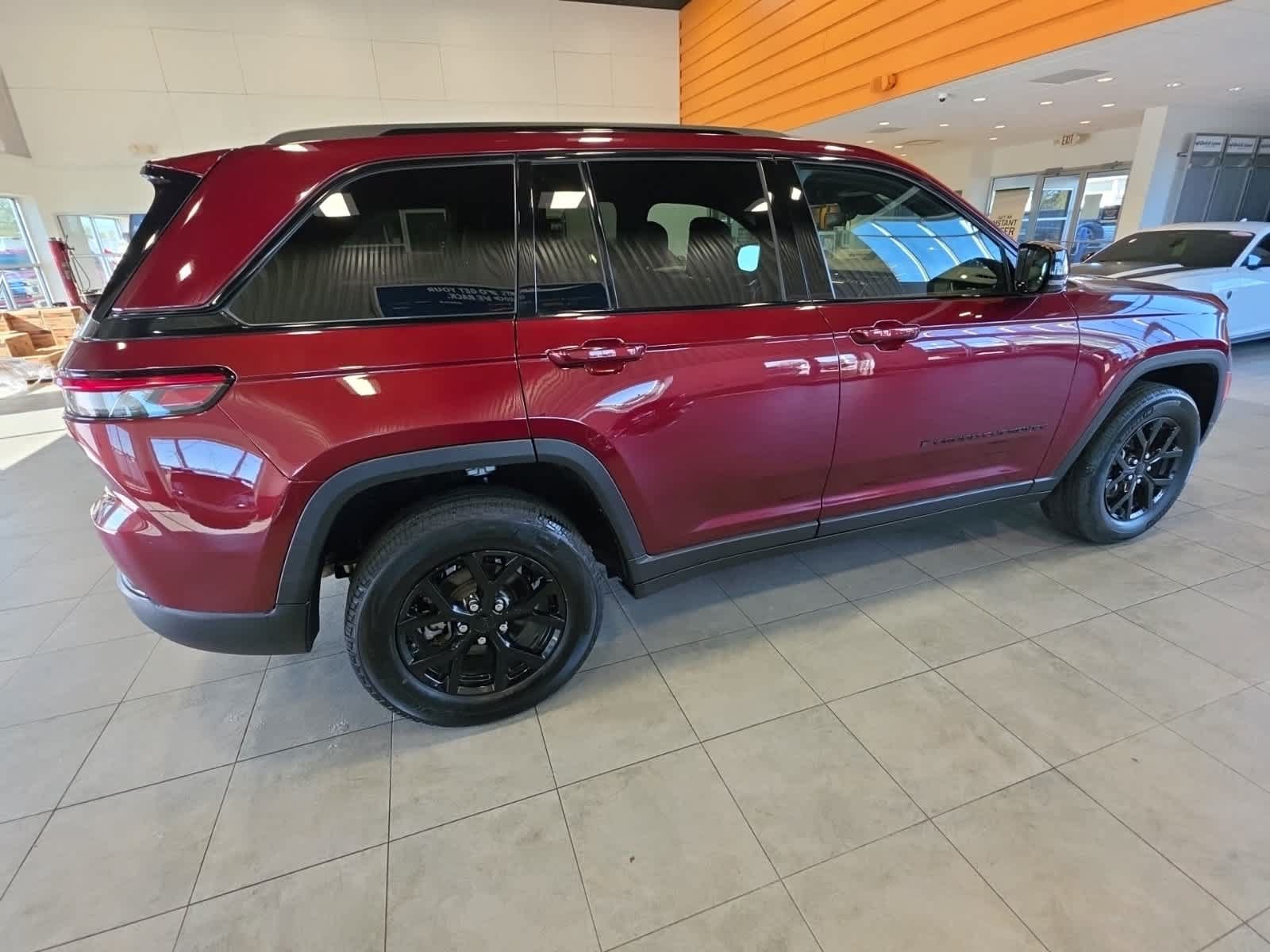 Used 2025 Jeep Grand Cherokee Altitude AWD/4WD image 7