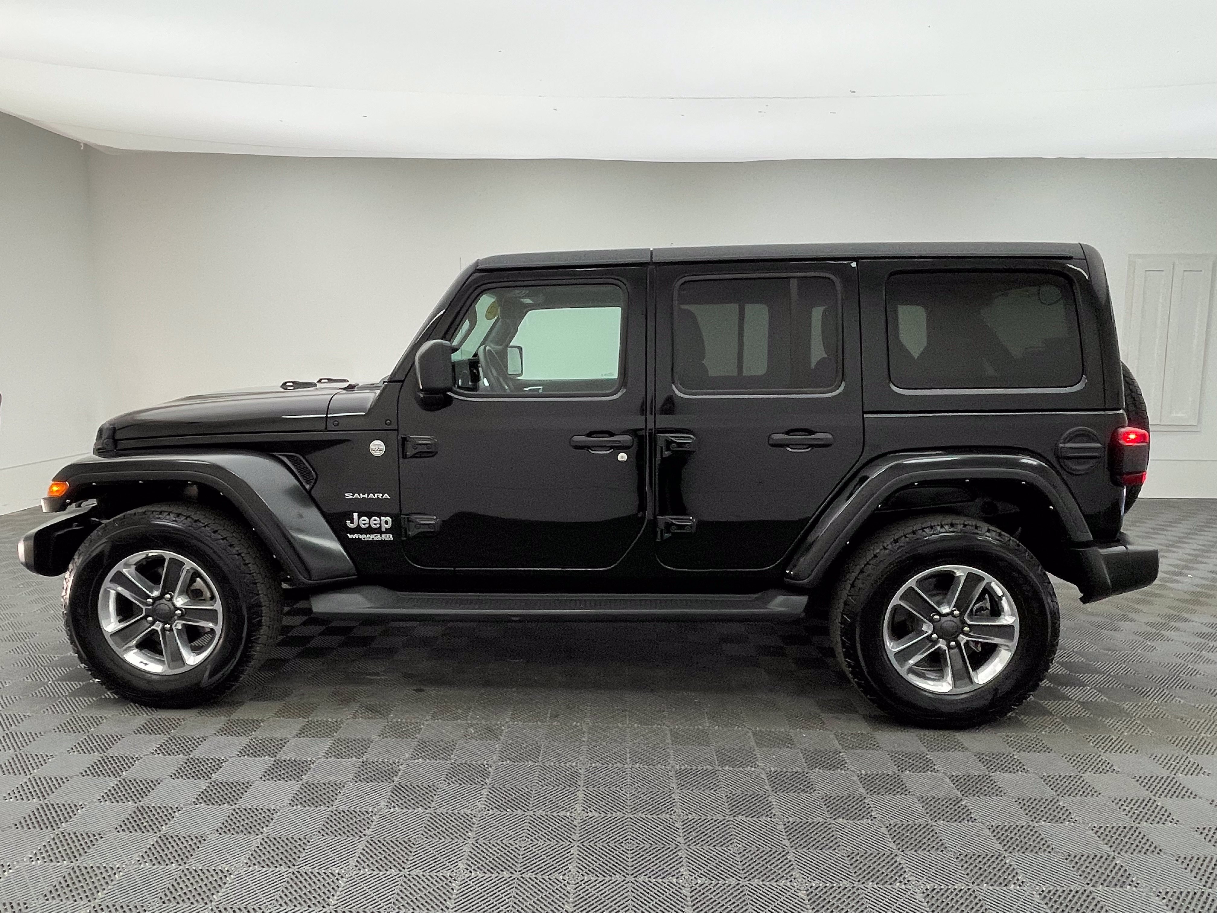 Used 2022 Jeep Wrangler Unlimited Sahara w/ LED Lighting Group AWD/4WD image 11