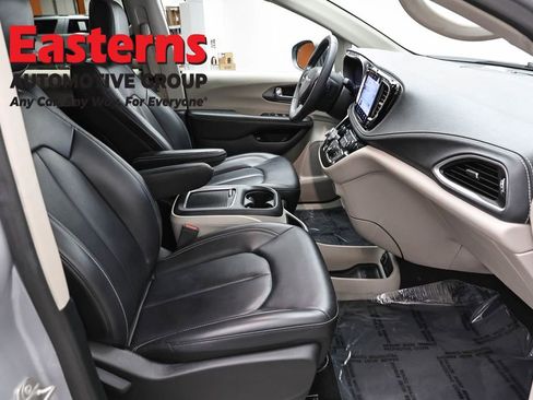 Used 2023 Chrysler Pacifica Touring-L FWD image 25
