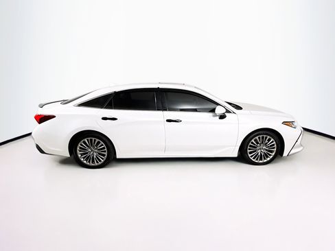 Used 2019 Toyota Avalon Limited image 2