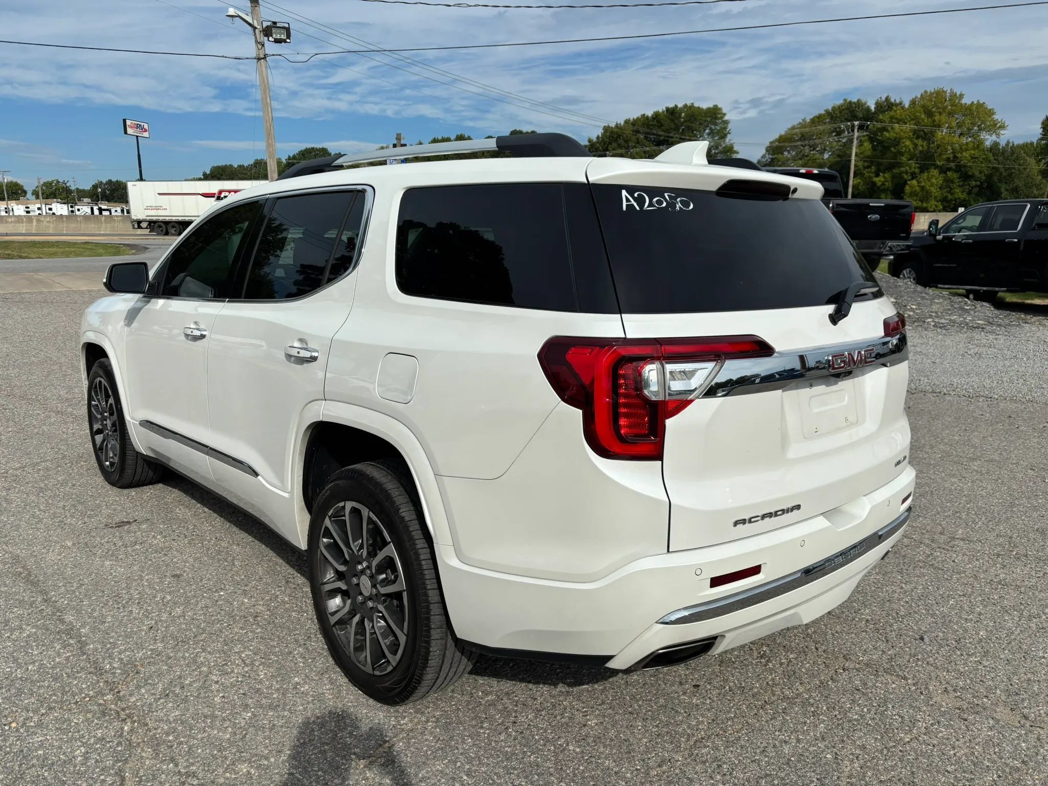 Used 2021 GMC Acadia Denali w/ Denali Technology Package AWD/4WD image 3