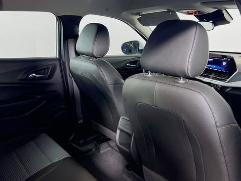 Used 2025 Chevrolet Trax LT w/ LT Convenience Package image 8