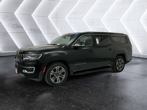 Used 2023 Jeep Wagoneer L Series II image 3