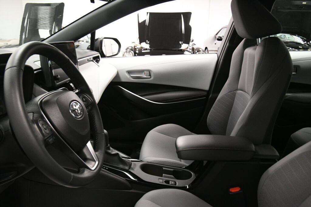 Used 2023 Toyota Corolla SE w/ Carpet Mat Package (TMS) FWD image 18