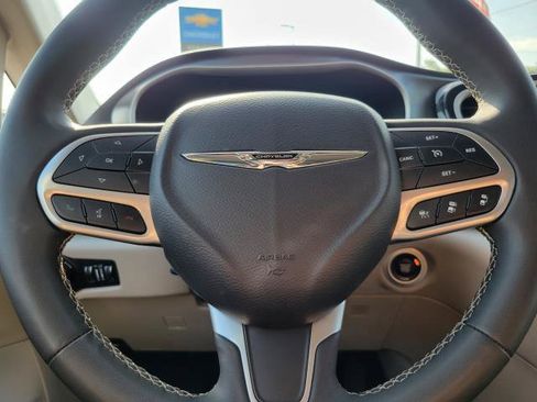 Used 2024 Chrysler Pacifica Touring-L FWD image 12