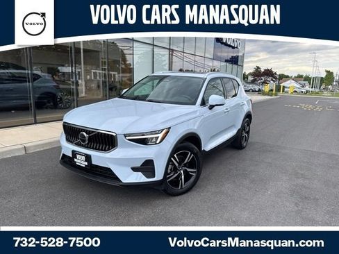 Used 2025 Volvo XC40 B5 Core AWD/4WD image 1