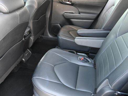 Used 2020 Toyota Highlander XLE image 11