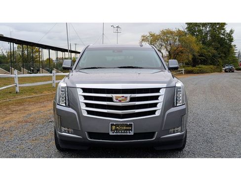 Used 2019 Cadillac Escalade Luxury image 2