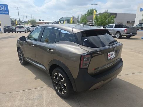 Used 2025 Nissan Kicks SV AWD/4WD image 8