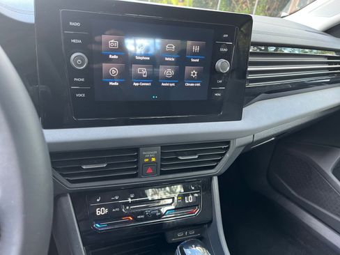 Used 2025 Volkswagen Jetta SE image 18