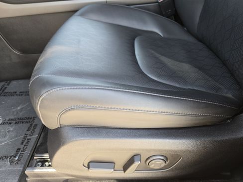 Used 2025 Kia Carnival FWD image 21