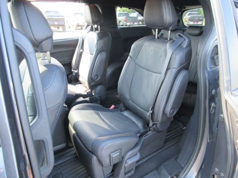 Used 2025 Toyota Sienna Platinum AWD/4WD image 23