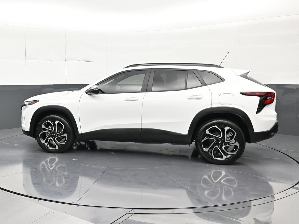 Used 2025 Chevrolet Trax RS FWD image 2
