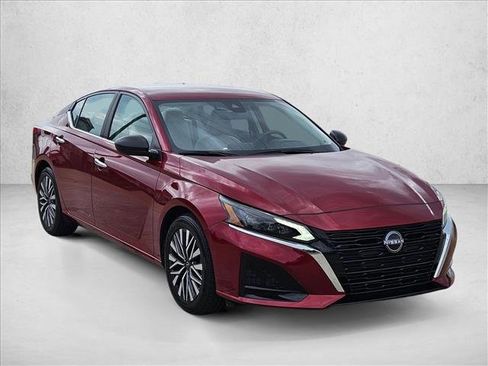 Used 2025 Nissan Altima 2.5 SV image 3