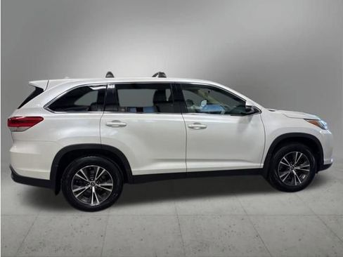 Used 2019 Toyota Highlander Plus AWD/4WD image 6