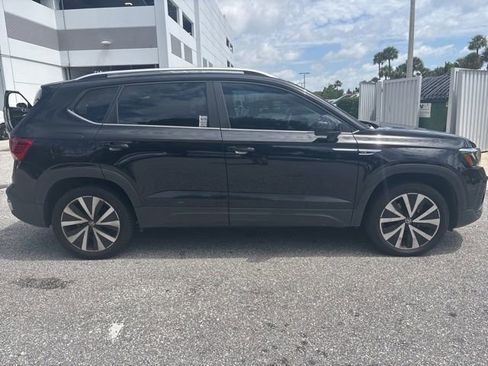 Used 2023 Volkswagen Taos SE FWD image 2