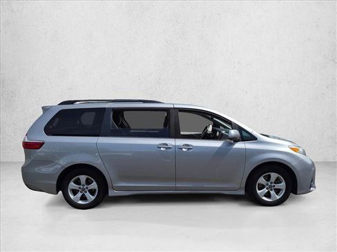 Used 2018 Toyota Sienna LE w/ Carpet Mat Package FWD image 4