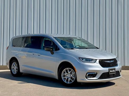 Used 2024 Chrysler Pacifica Touring-L FWD image 8