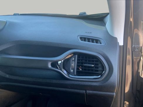 Used 2018 Jeep Renegade Altitude FWD image 18
