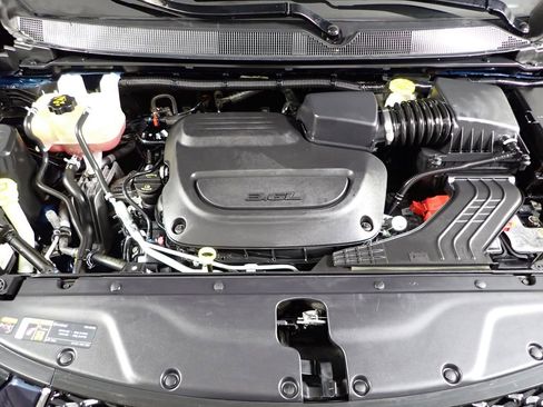 Used 2022 Chrysler Pacifica Touring-L w/ Uconnect Theater Family Group image 9