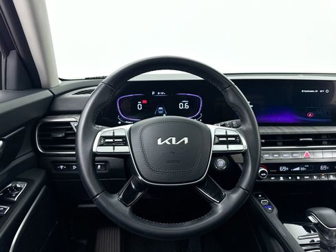 Used 2024 Kia Telluride EX w/ EX Captain's Chair Package image 4