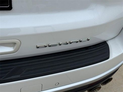 Used 2021 GMC Yukon Denali w/ Denali Premium Package image 10