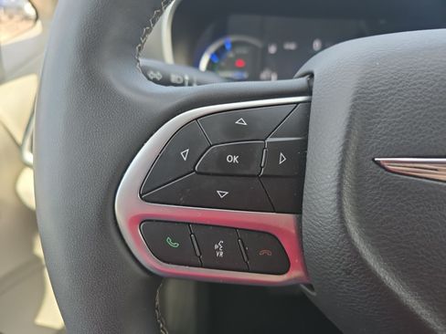 Used 2024 Chrysler Pacifica Limited FWD image 22