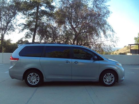 Used 2012 Toyota Sienna XLE w/ Premium Pkg FWD image 13