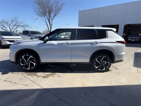 Used 2024 Mitsubishi Outlander SE image 3