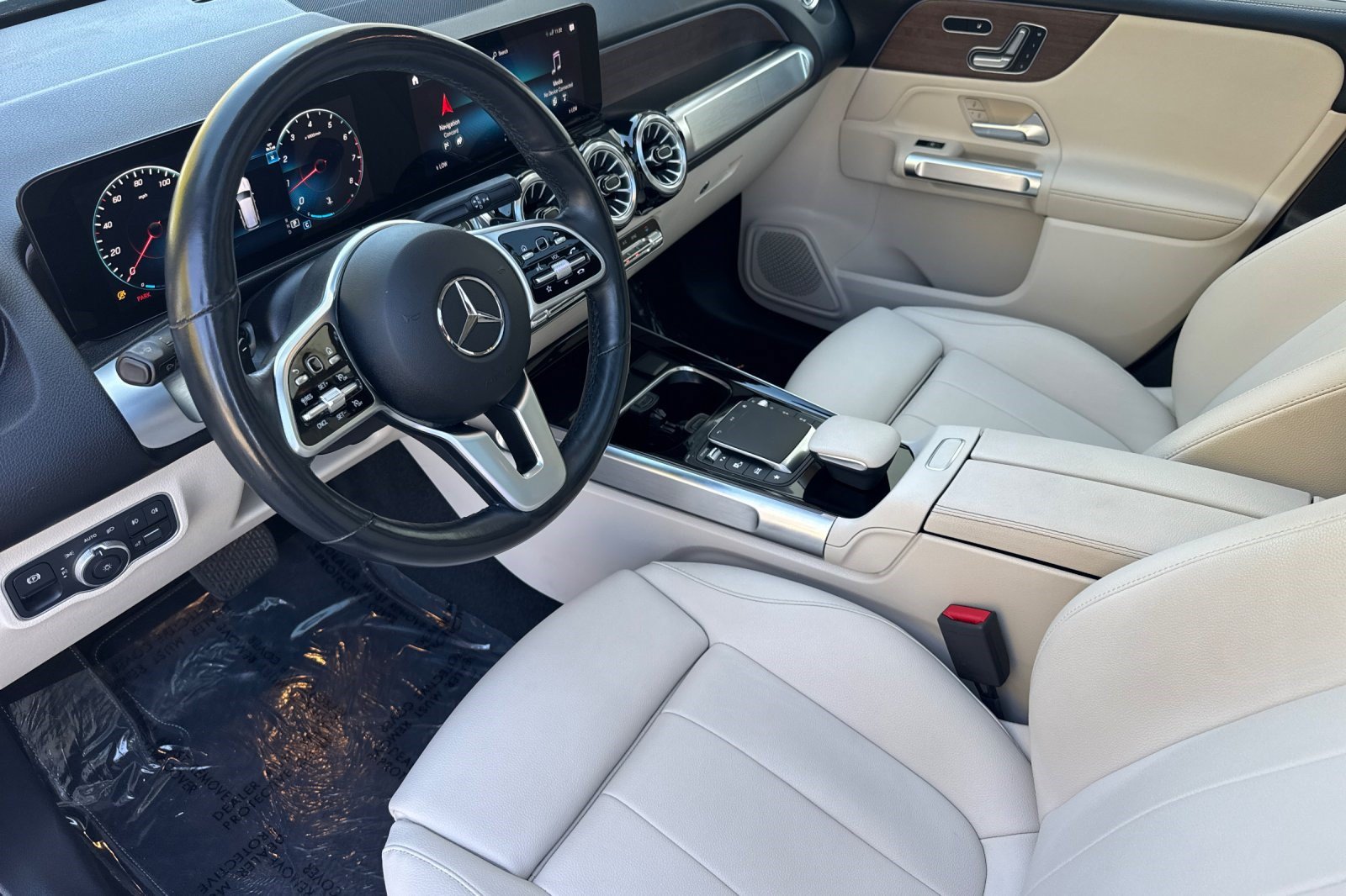 Used 2023 Mercedes-Benz GLB 250 w/ Premium Package image 4