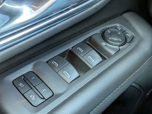 Used 2024 GMC Yukon XL SLT image 26