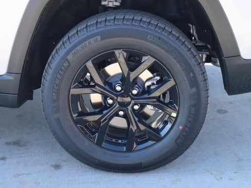 New 2025 Jeep Grand Cherokee Altitude image 19