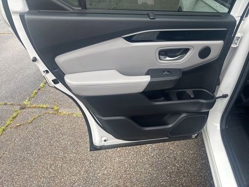 Used 2025 Honda Pilot Touring image 13