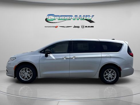 New 2026 Chrysler Pacifica Select image 2