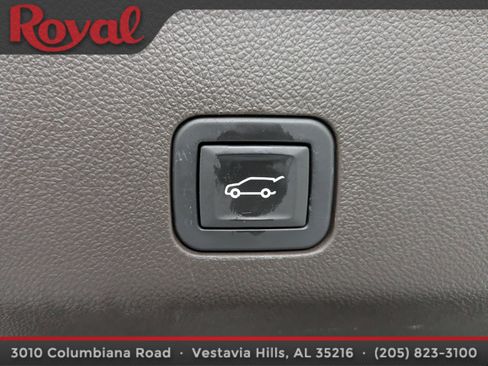 Used 2023 GMC Yukon XL SLT w/ SLT Premium Package image 16