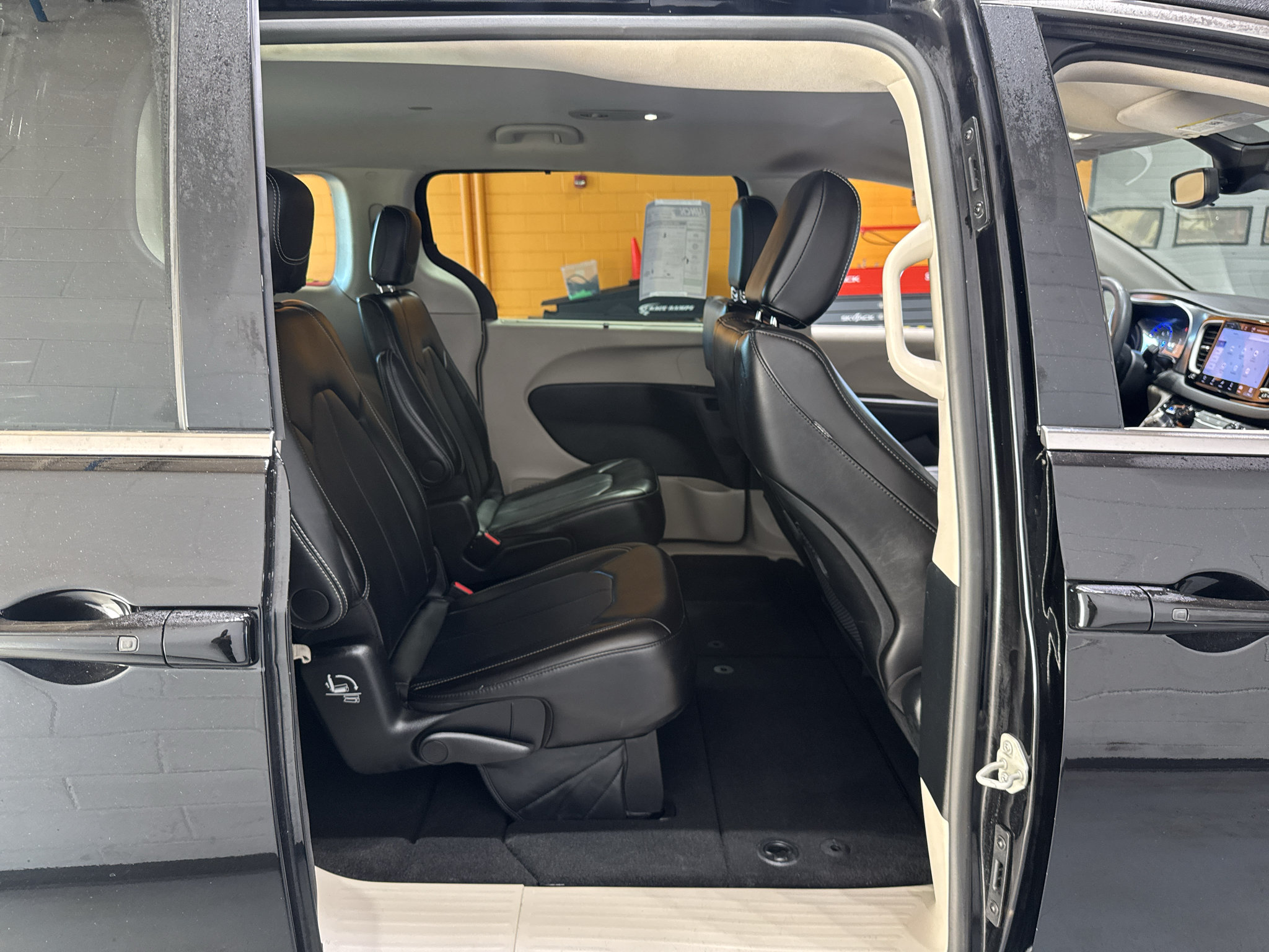 Used 2024 Chrysler Pacifica Touring-L FWD image 21