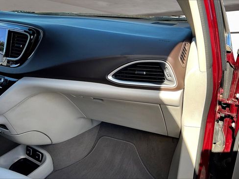 Used 2017 Chrysler Pacifica Touring-L image 27